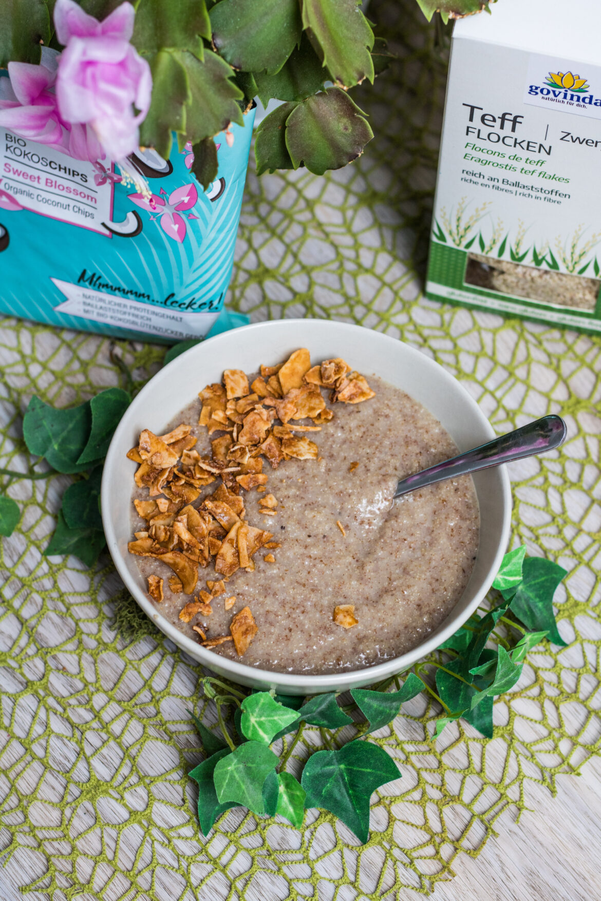 Teffporridge Rezept – Was ist eigentlich Teff? Teffporridge mit Kokoschips von obens