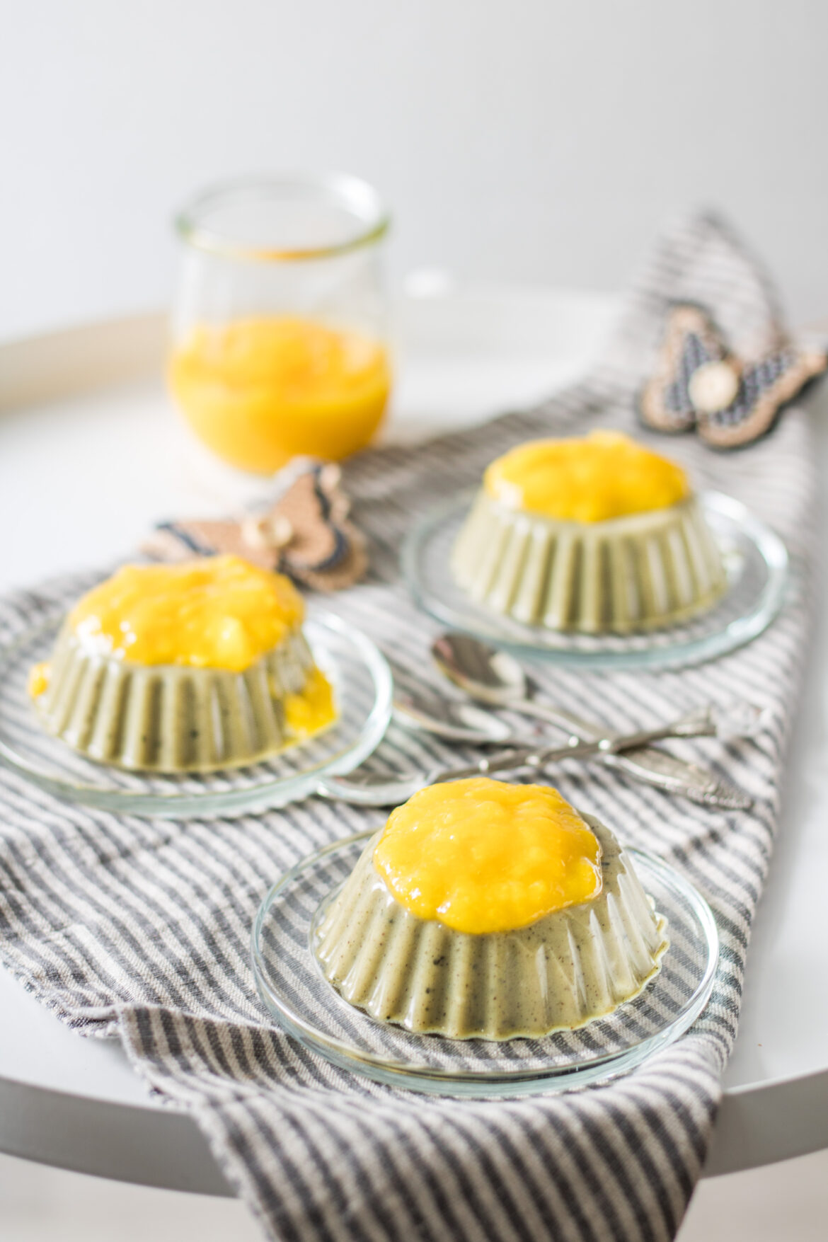 Veganes Matcha-Panna-Cotta mit Mangosoße