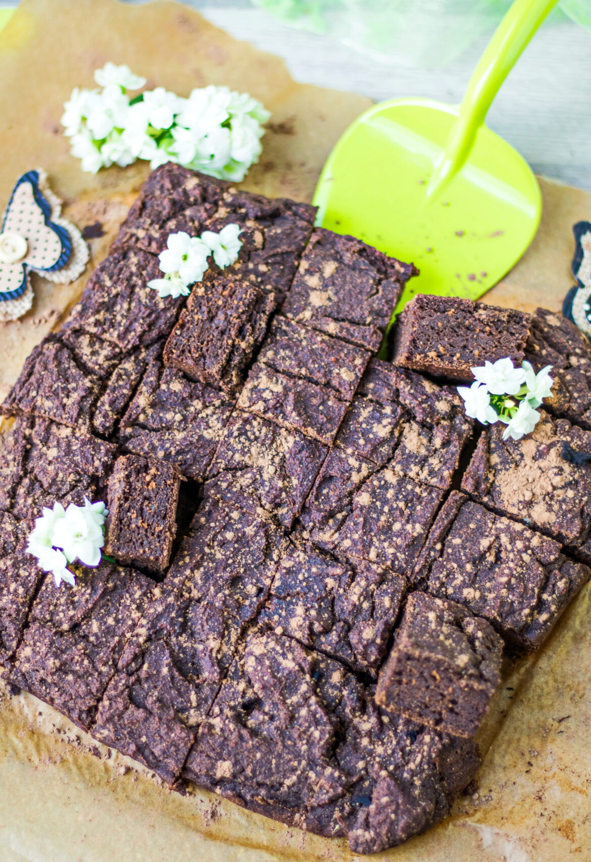 Saftige Carob-Kuchenwürfel Backen mit Carob
