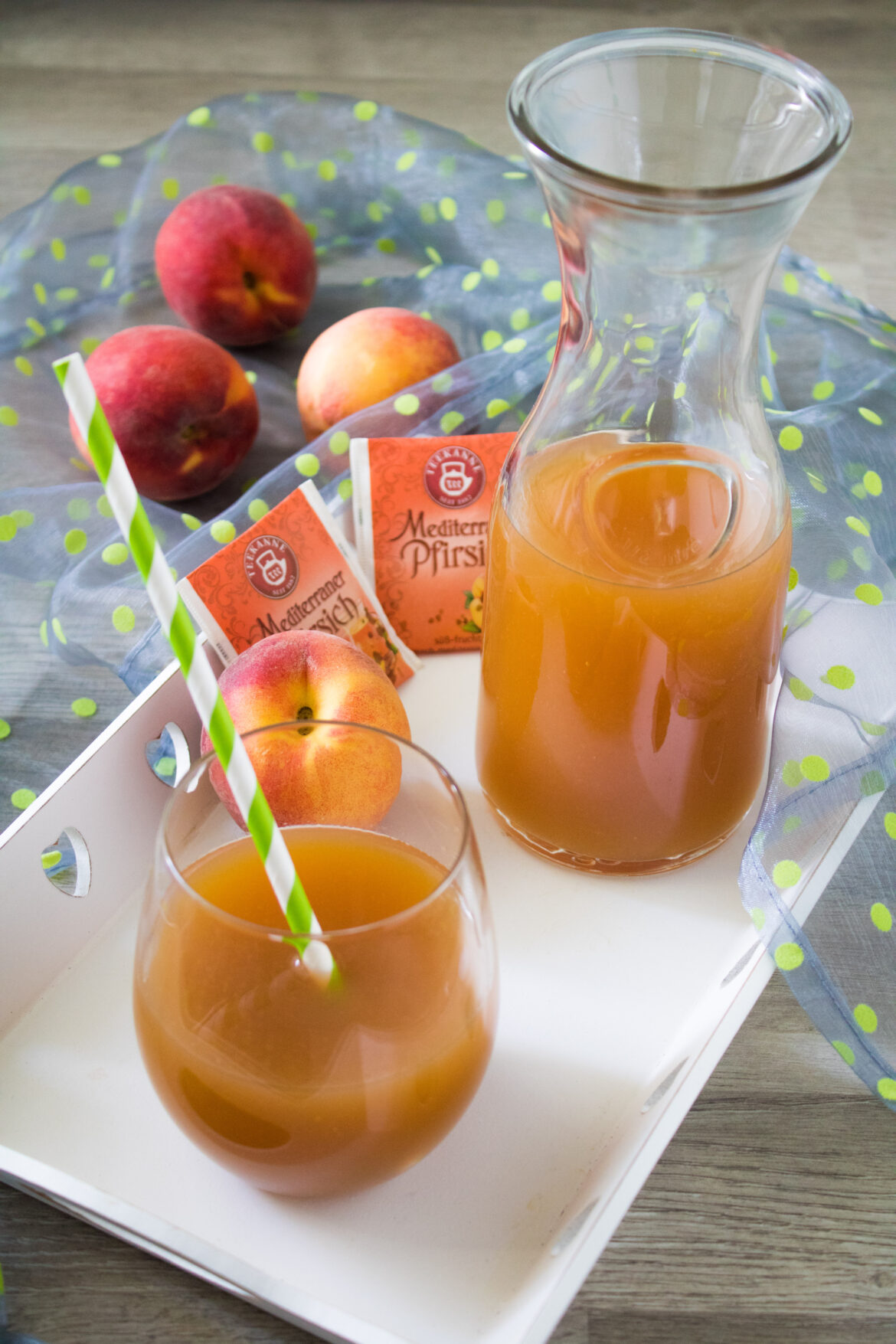 Pfirsich-Eistee ohne Zucker auf einem weißen Tablett