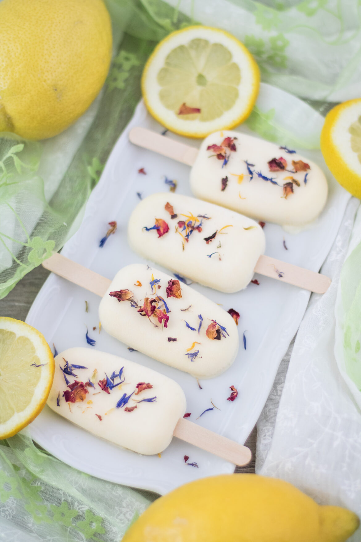 Veganes Zitronen-Mango-Eis am Stil