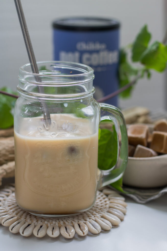 Koffeinfreier Eiskaffee im Glas mit Strahhalm