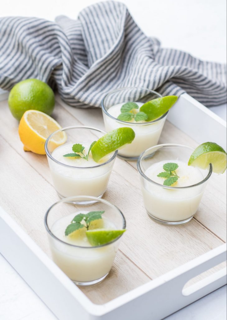 Veganer Zitronenpudding auf Tablett