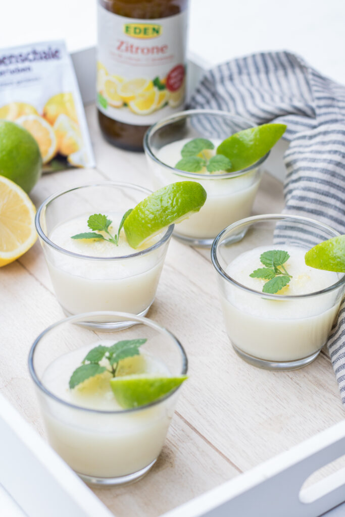Veganer Zitronenpudding mit Limette und Minze