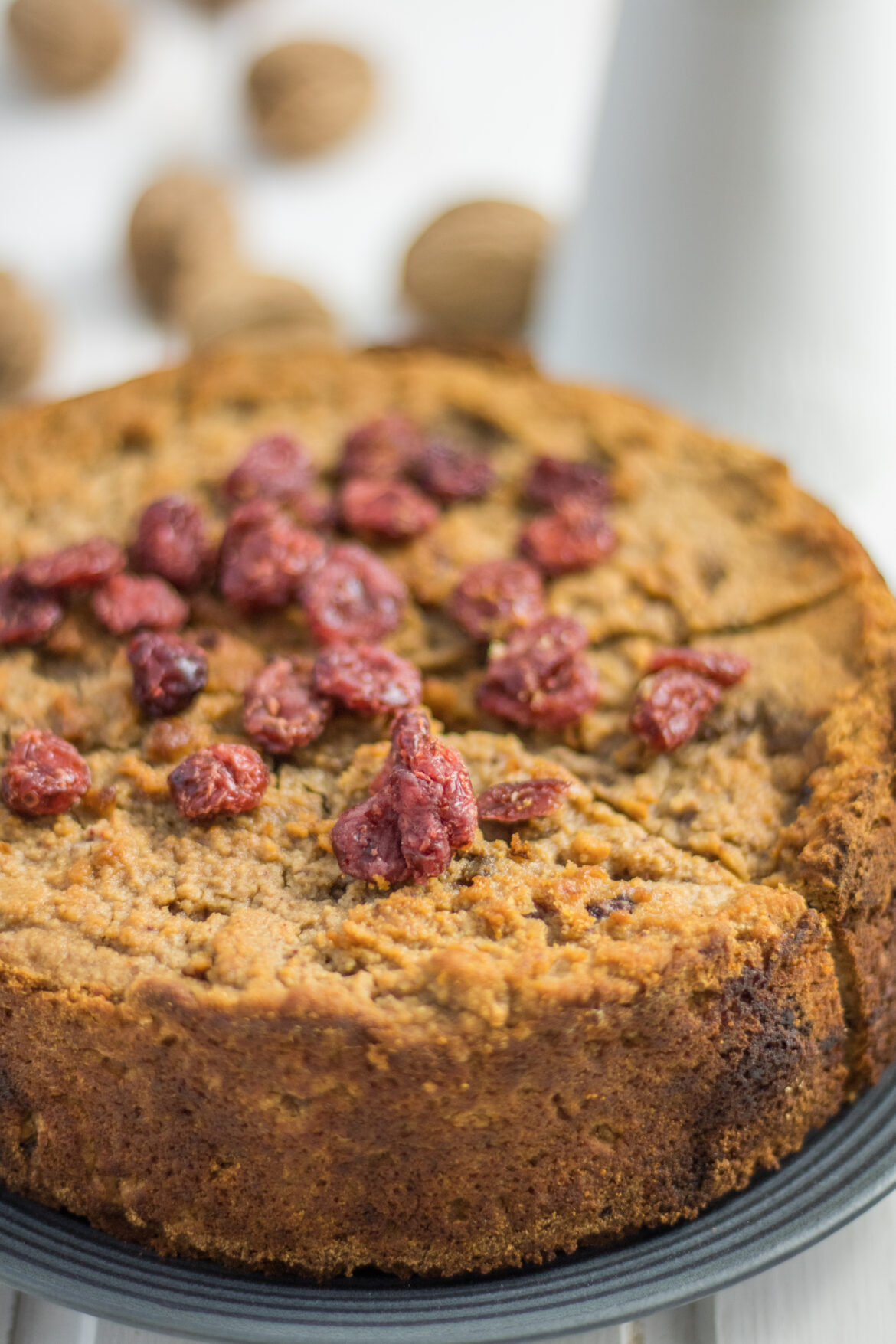 Cranberry-Walnuss-Kuchen mit Tonkabohne auf einem Teller
