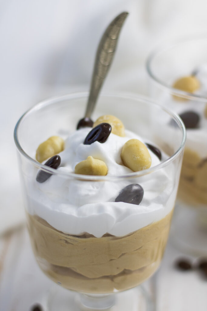 Veganes Kaffeecreme-Dessert mit Nüssen und Moccabohnen