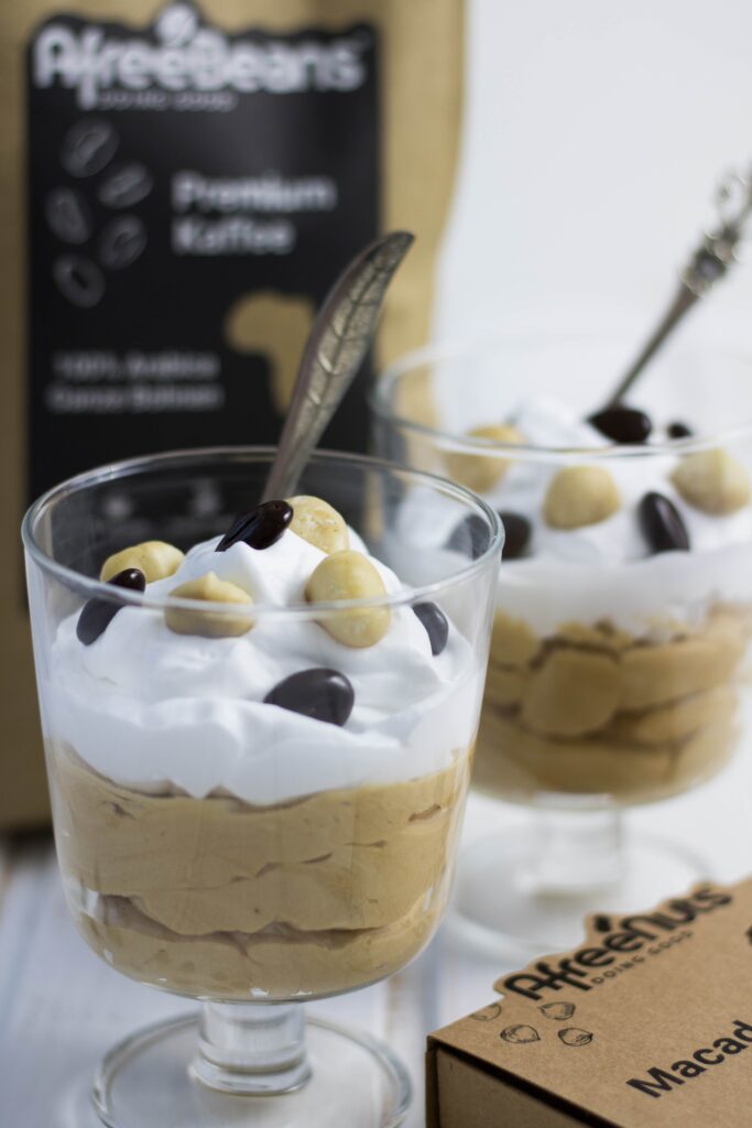 Veganes Kaffeecreme-Dessert mit Kaffeebohnen und Macadamias von Afreenuts