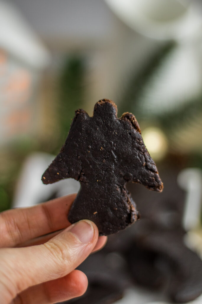 Gesunde Schokokekse zum Ausstechen. Schokokeks Engel in der Hand