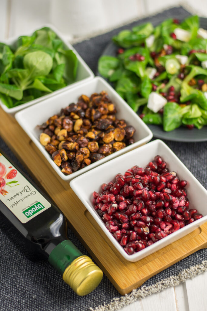 Feldsalat mit Granatapfel und Haselnuss in Servierschälchen