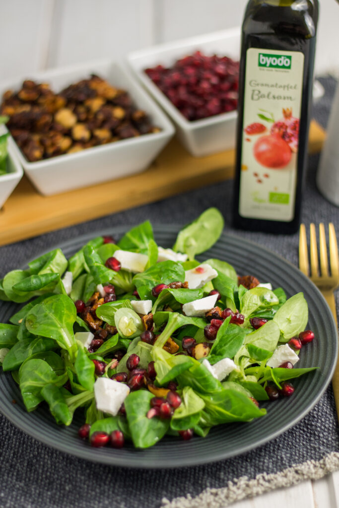 Feldsalat mit Granatapfel und Haselnuss mit Granatapfelbalsam