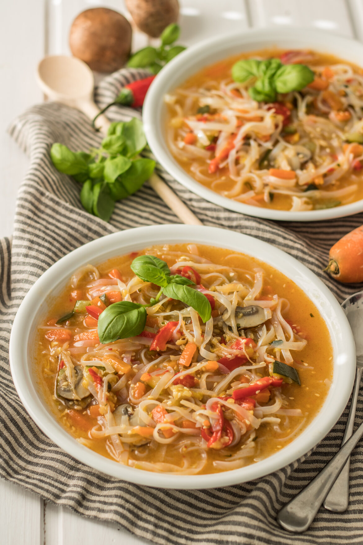 Pikante Glasnudelsuppe in zwei Tellern