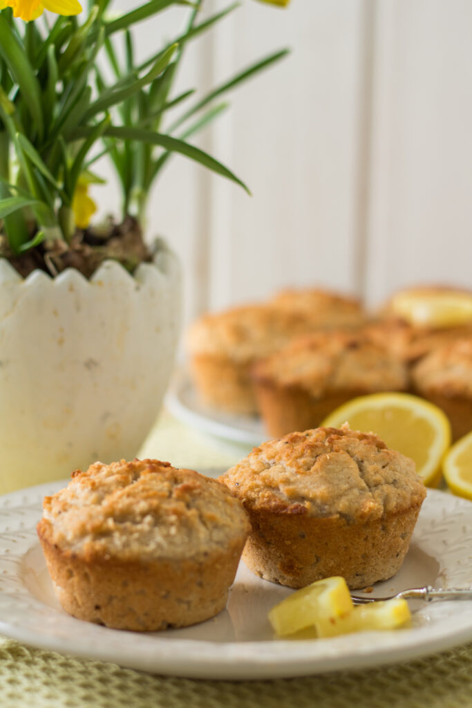 Glutenfreie und vegane Zitronen-Kokos-Muffins auf einem Teller