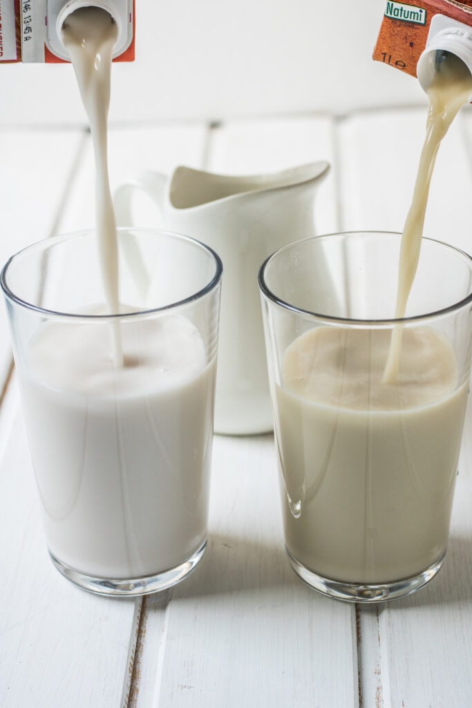 Pflanzendrink-Sorten im Vergleich - Vegane Milchalternative in Gläser eingießen