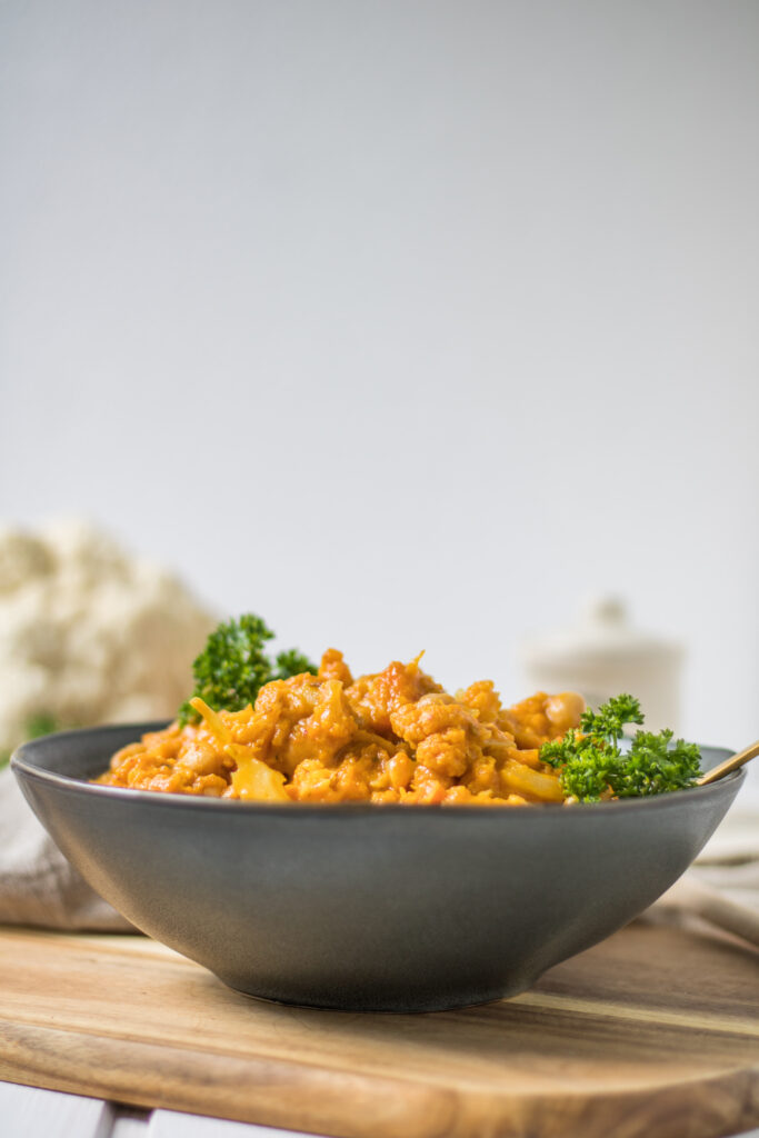 Veganes Blumenkohl-Kichererbsen-Curry mit Süßkartoffel frontal