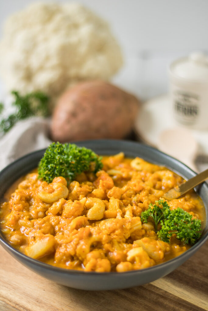 veganes Blumenkohl-Kichererbsen-Curry mit Süßkartoffel - hyggeliges Essen