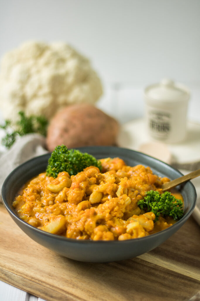 Veganes Blumenkohl-Kichererbsen-Curry mit Süßkartoffel
