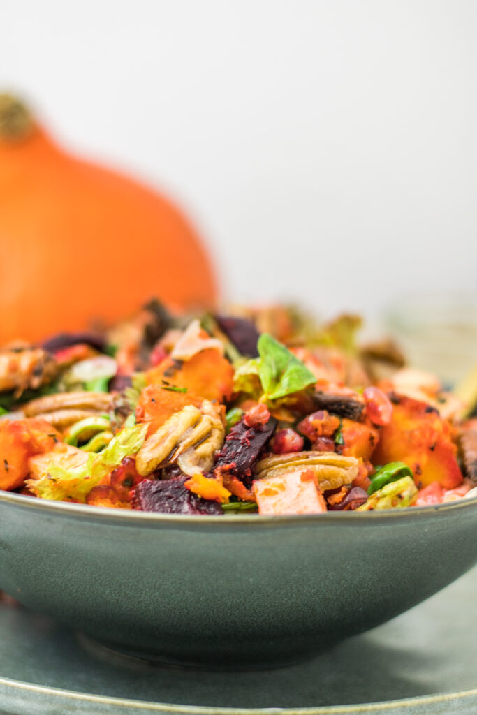 Herbstlicher Ofengemüse-Salat mit Kürbis von vorne