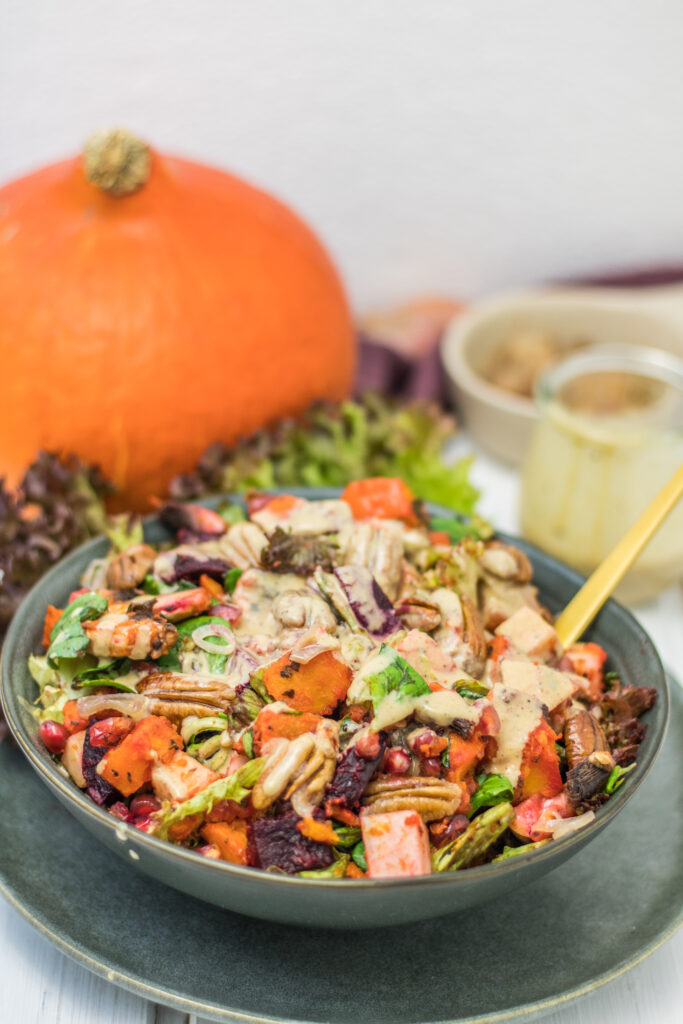 Bunter Ofengemüse-Salat mit Kürbis und Tahini-Dressing