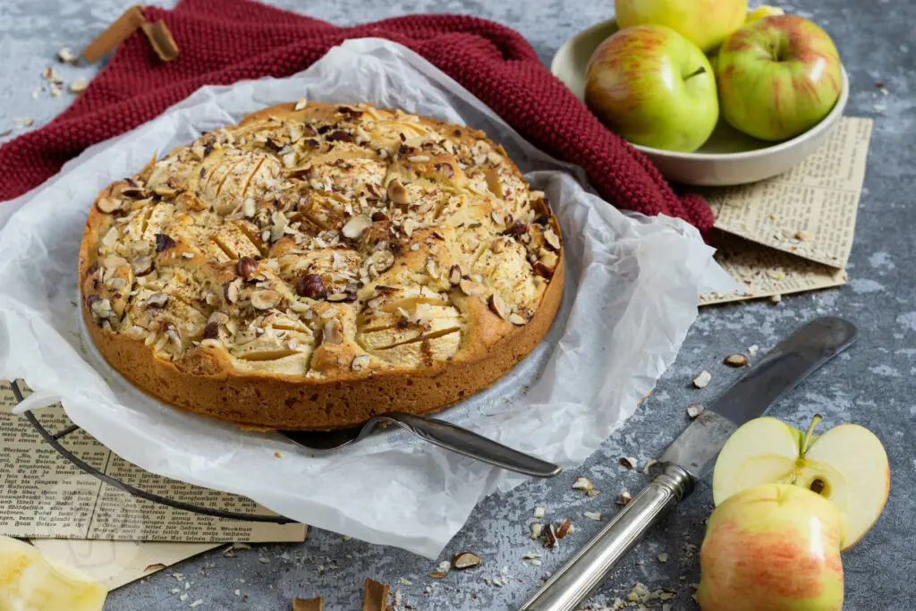 Kathrinas gedeckter Apfelkuchen mit Nüssen