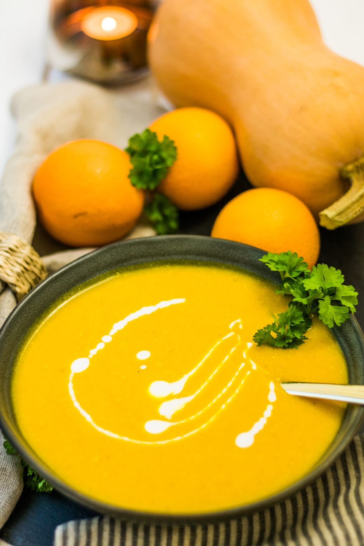 Vegane Butternut-Kürbissuppe mit Orangen und Kokosmilch