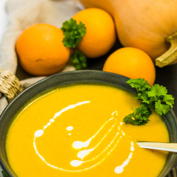 Vegane Butternut-Kürbissuppe mit Orangen und Kokosmilch