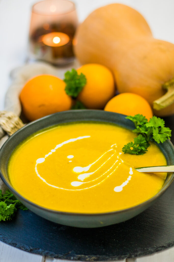 Vegane Butternut-Kürbissuppe mit Orangen