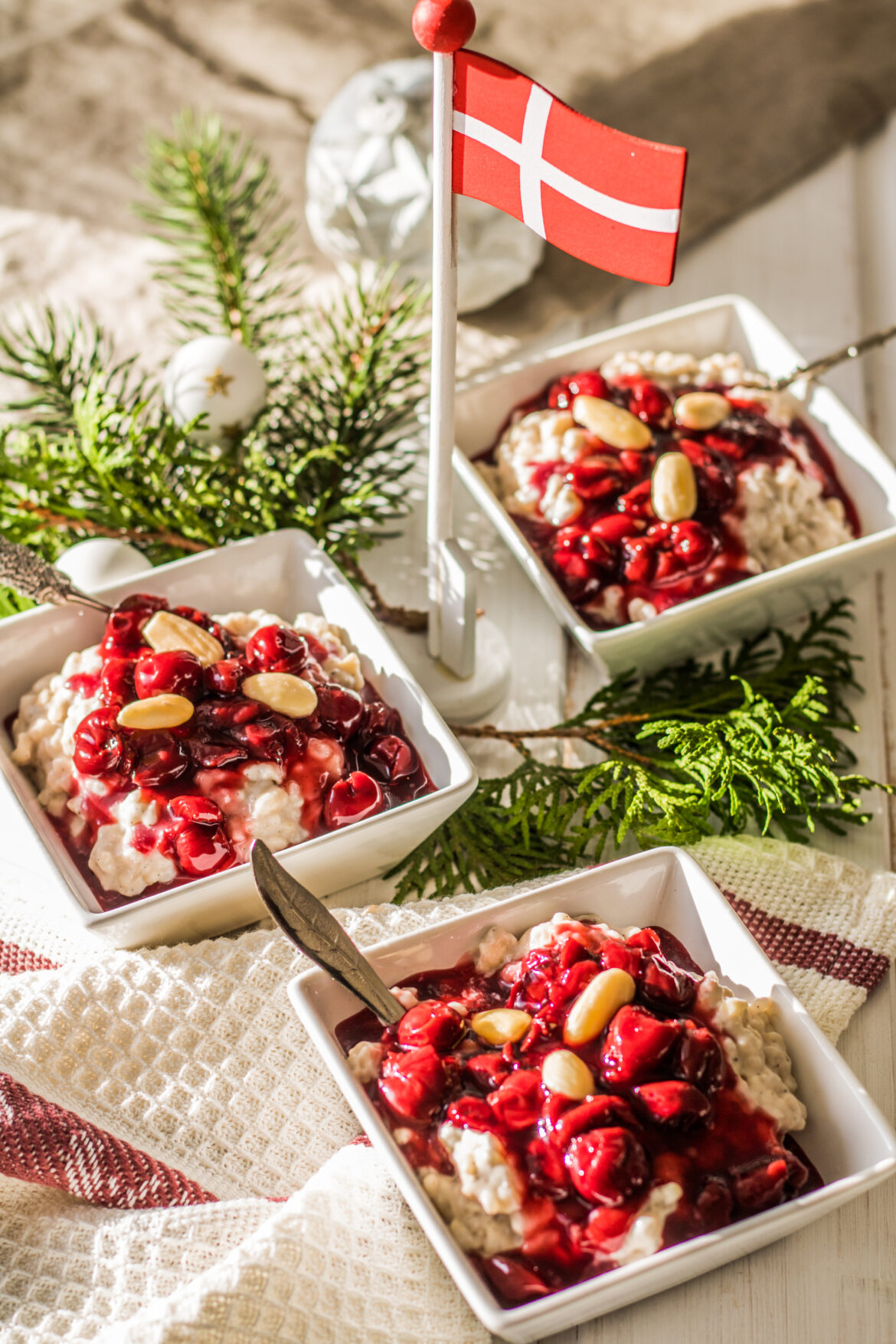 Veganer Mandelmilchreis mit Kirschgrütze aus Dänemark