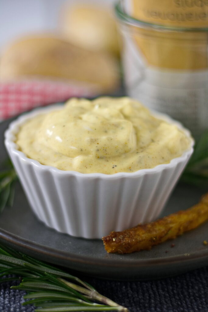 Veganer Curry-Knoblauch-Dip mit Pommes