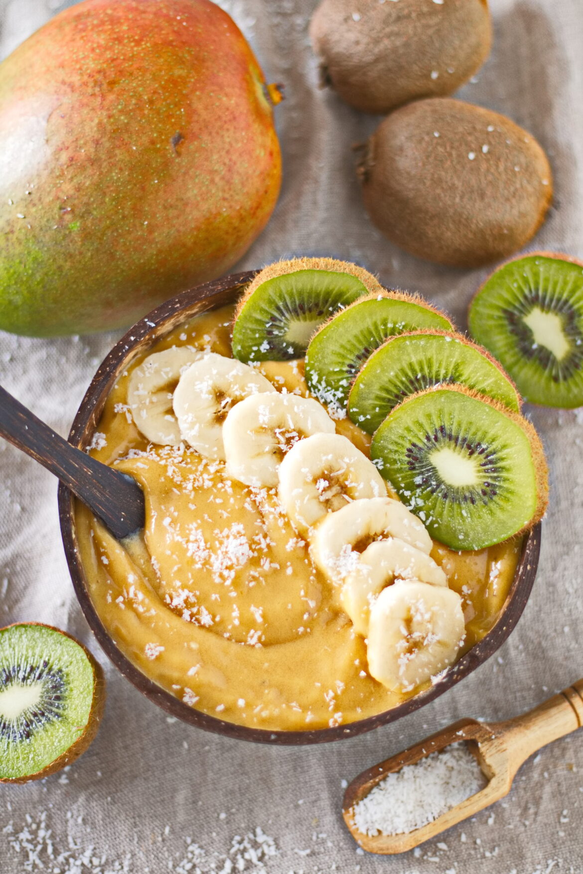 Mango-Smoothie-Bowl mit Baobabpulver