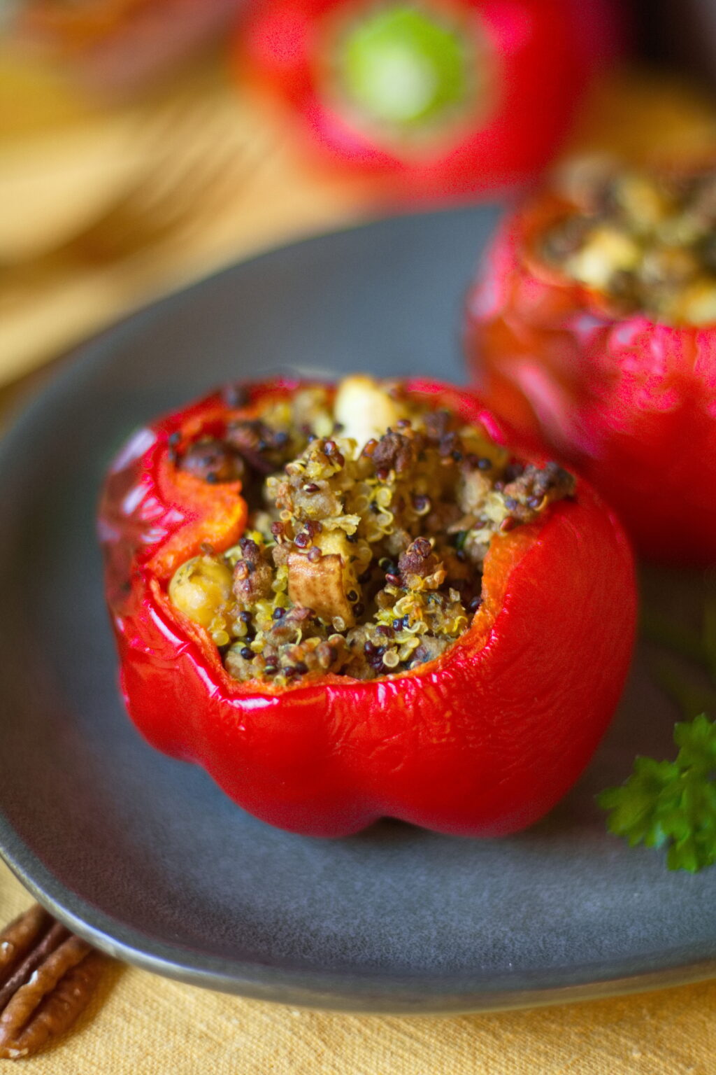 Gefüllte Paprika mit Quinoa und veganem Hack - Aha Foods - Vegane und ...