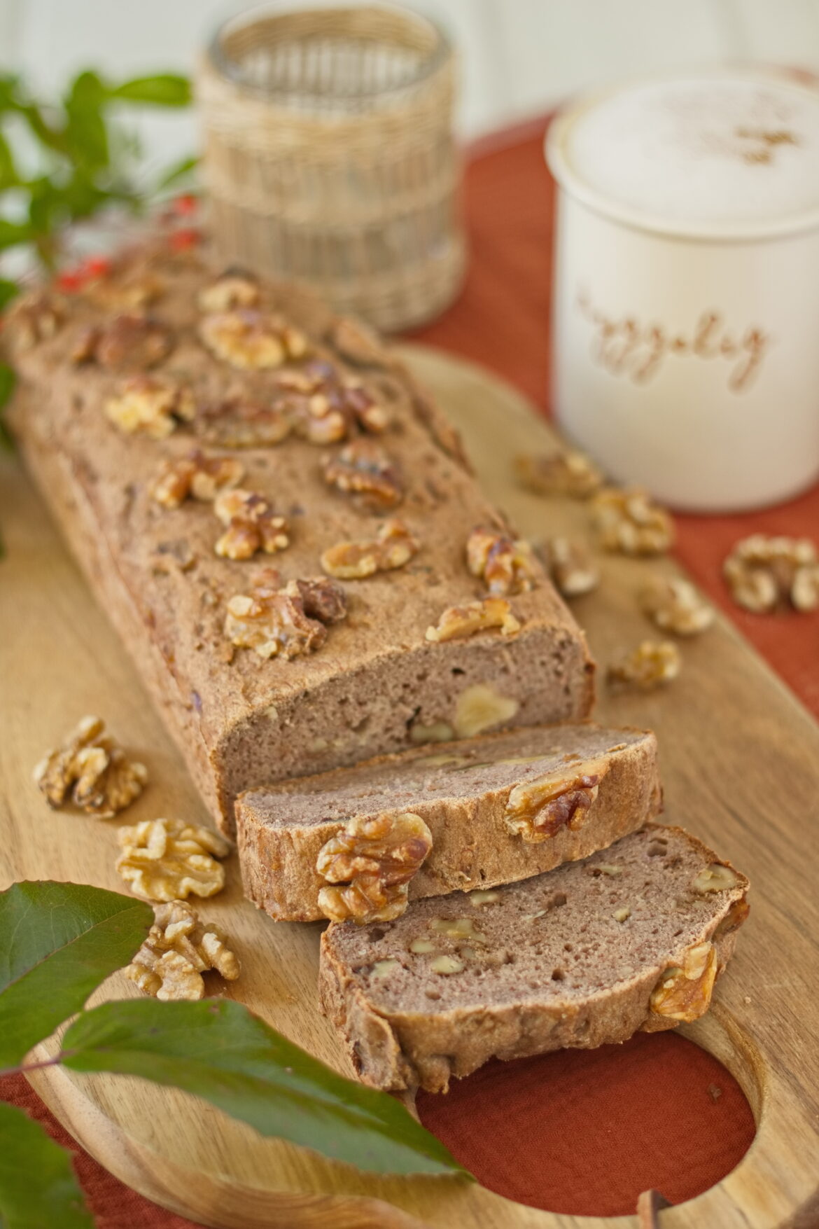glutenfreies und veganes Bananenbrot mit Walnuss auf Holzbrett