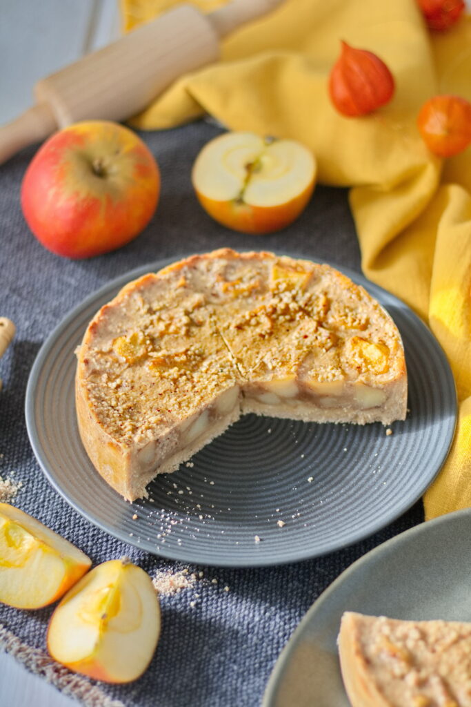 schneller veganer und glutenfreier Apfelkuchen angeschnitten