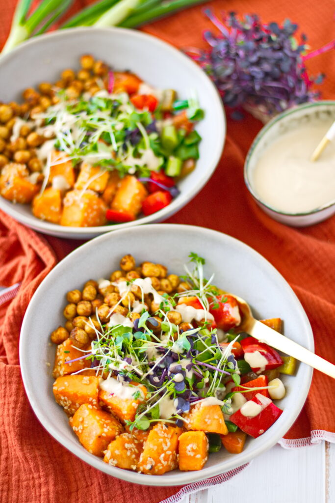 Vegane Buddha Bowl mit Süßkartoffel und Kichererbsen, Paprika-Lauch-Gemüse und Kresse