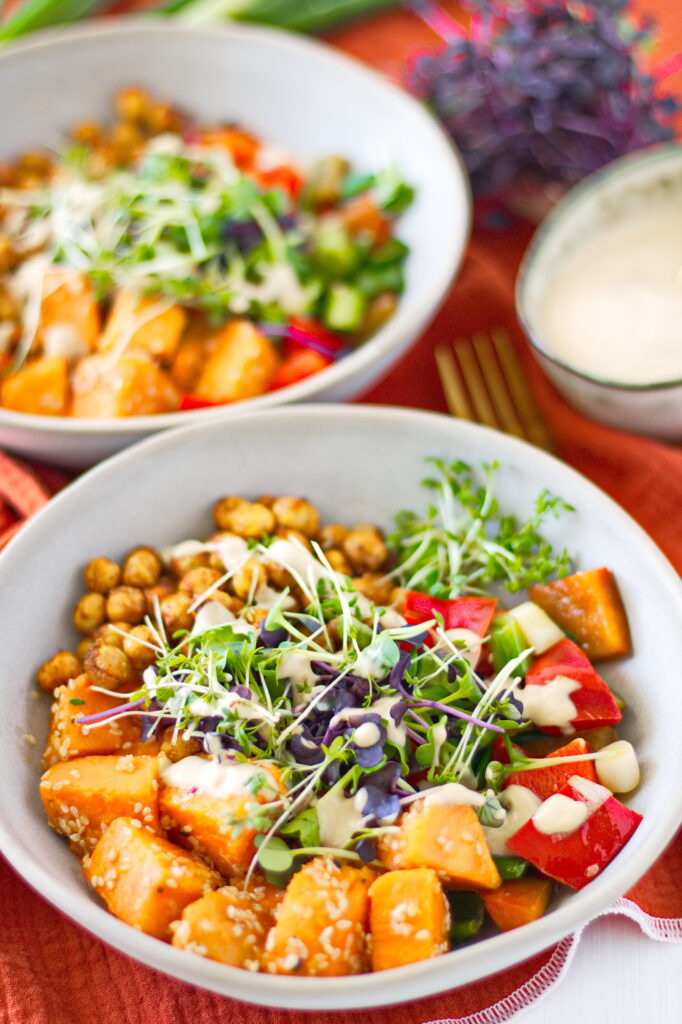 Vegane Buddha-Bowl mit Süßkartoffel und Kichererbsen, Paprika-Lauch-Gemüse und Kresse