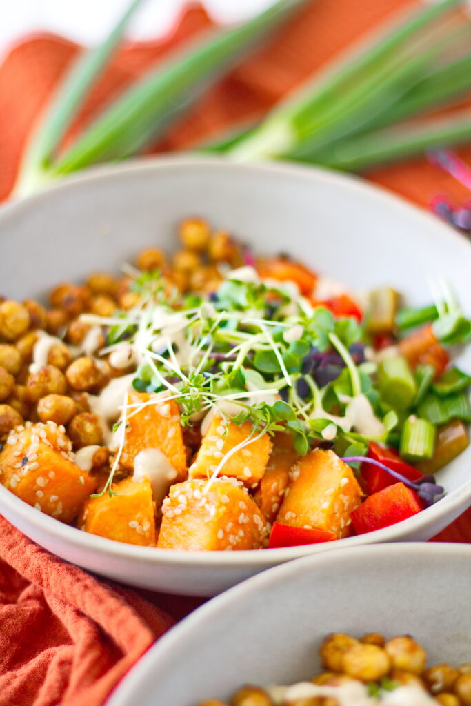 Vegane Buddha Bowl mit Süßkartoffel und Kichererbsen, Paprika-Lauch-Gemüse und Kresse