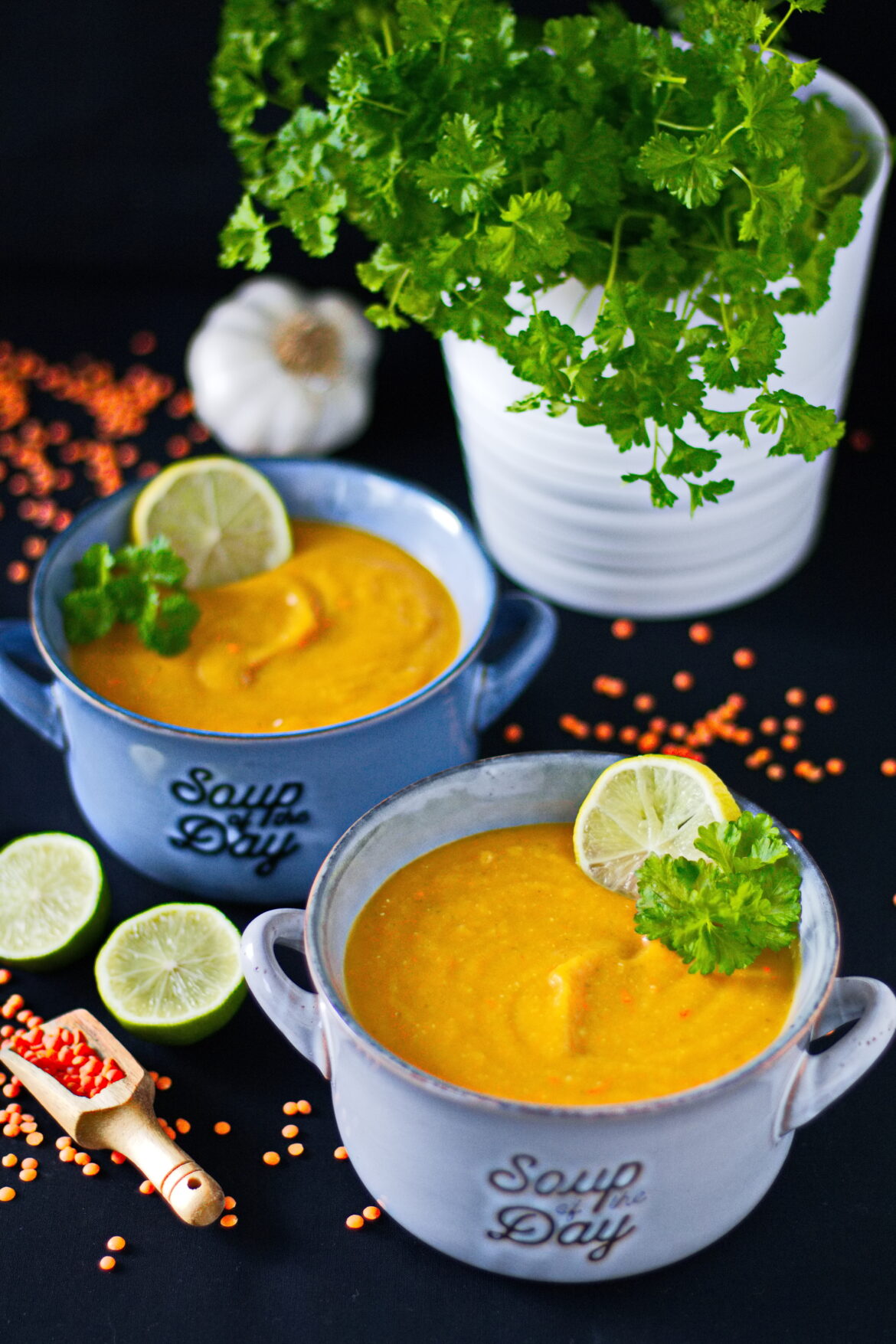 Vegane cremige Linsensuppe mit roten Linsen und Kokosmilch