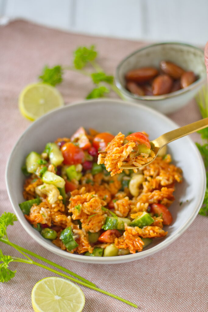 Veganer Reissalat mit knusprigem Reis