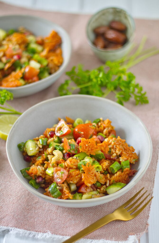 Veganer Reissalat mit knusprigem Reis