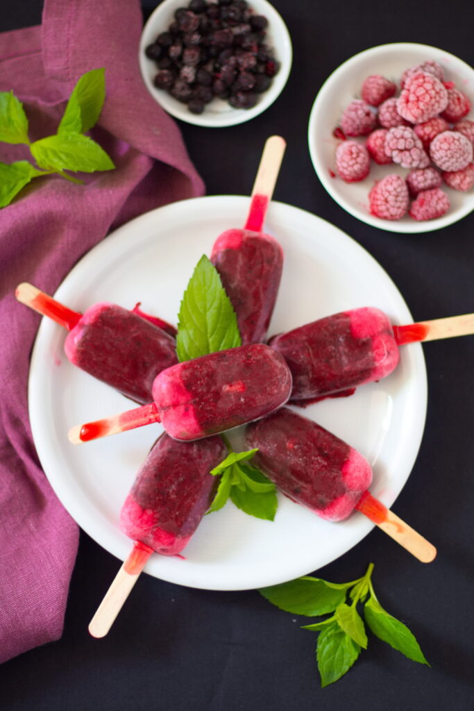 Gesundes Beeren-Eis am Stiel selber machen