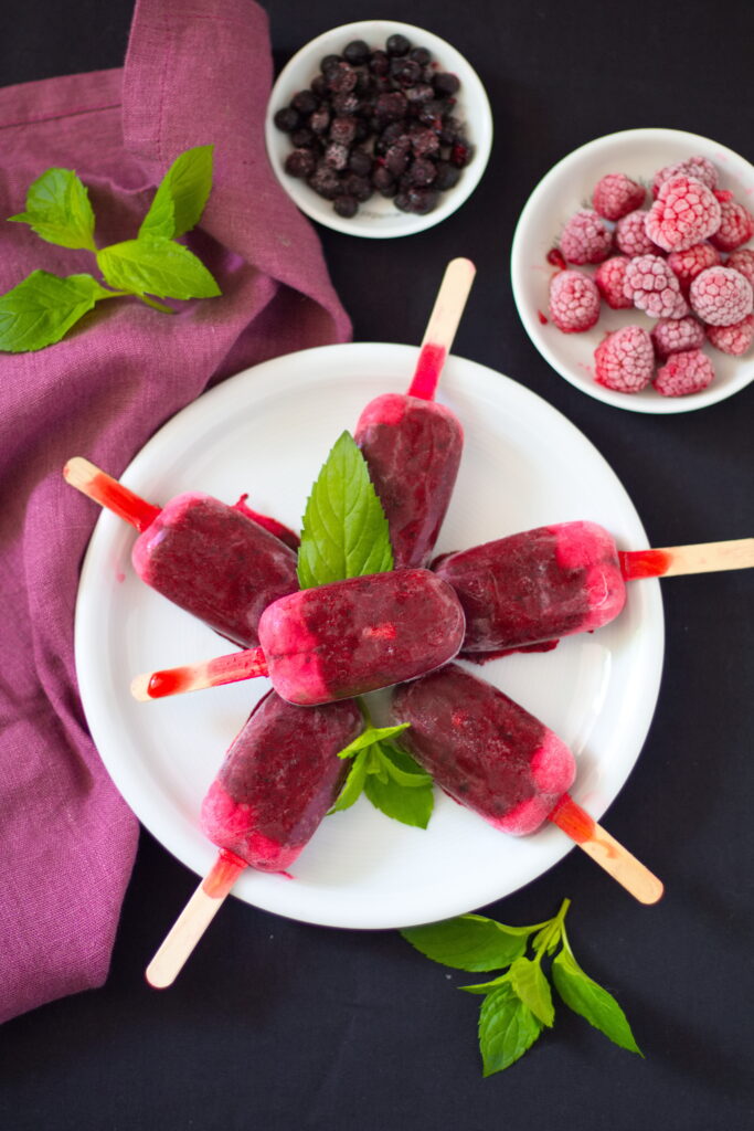 Gesundes Beeren-Eis am Stiel selber machen