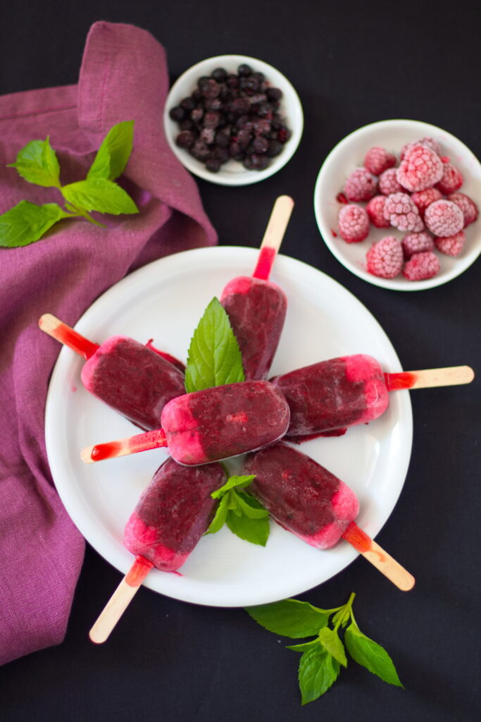 Gesundes Beeren-Eis am Stiel selber machen