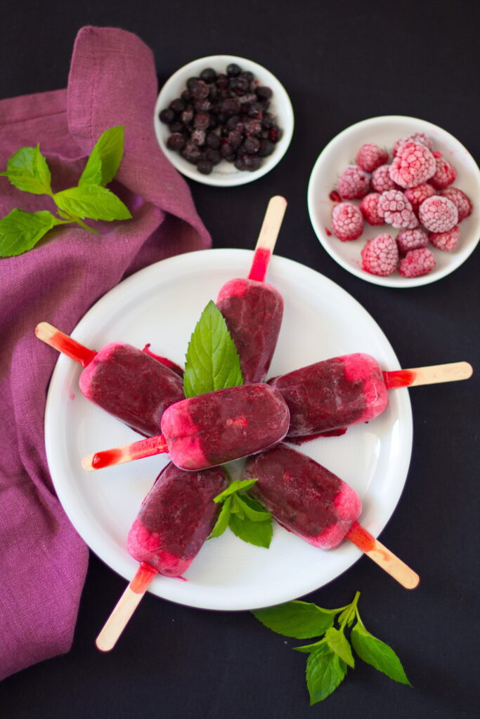 Gesundes Beeren-Eis am Stiel selber machen