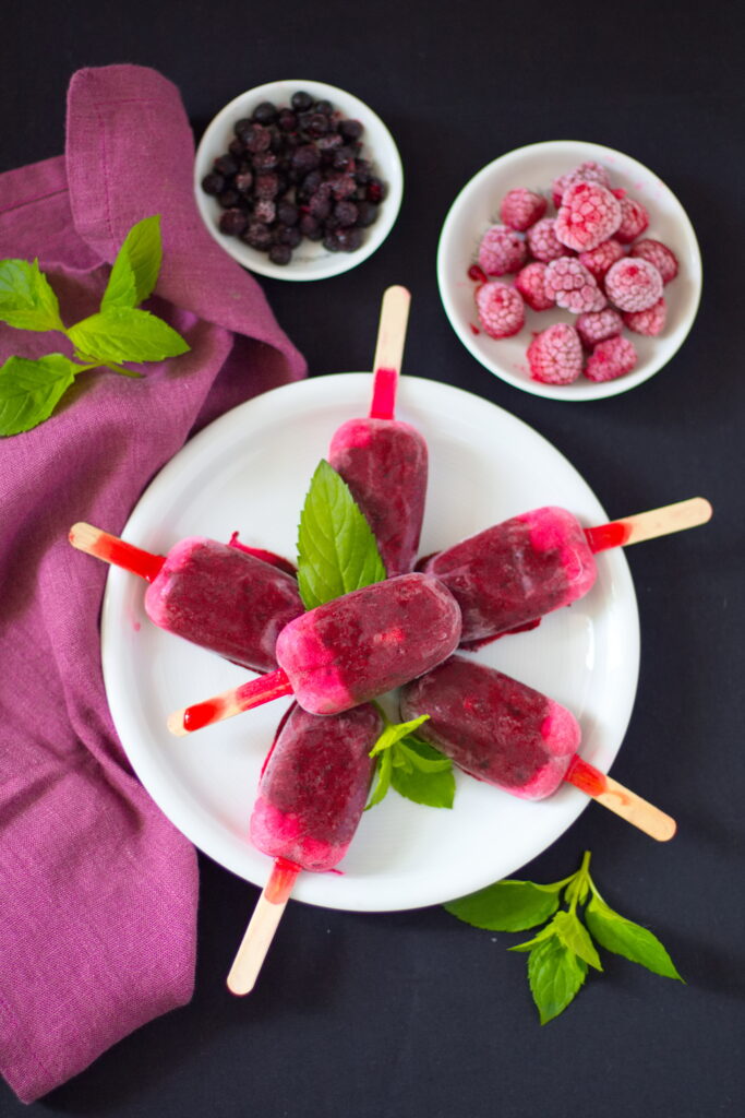 Gesundes Beeren-Eis am Stiel selber machen