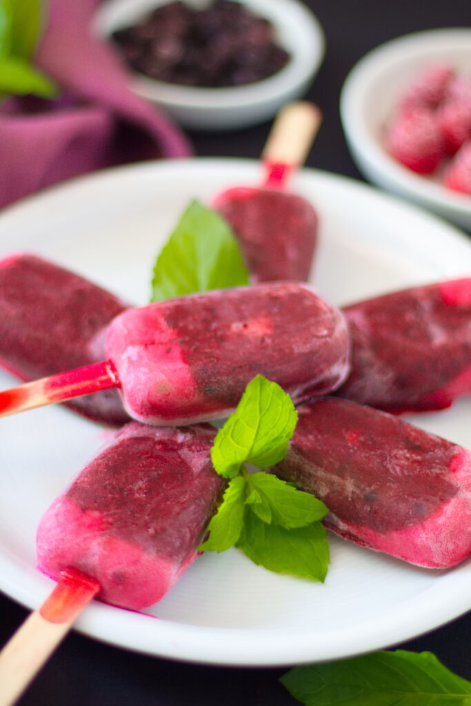 Gesundes Beeren-Eis am Stiel selber machen