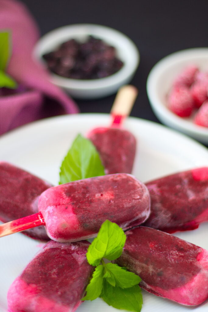 Gesundes Beeren-Eis am Stiel selber machen