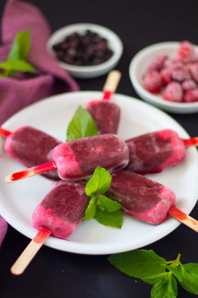 Gesundes Beeren-Eis am Stiel selber machen