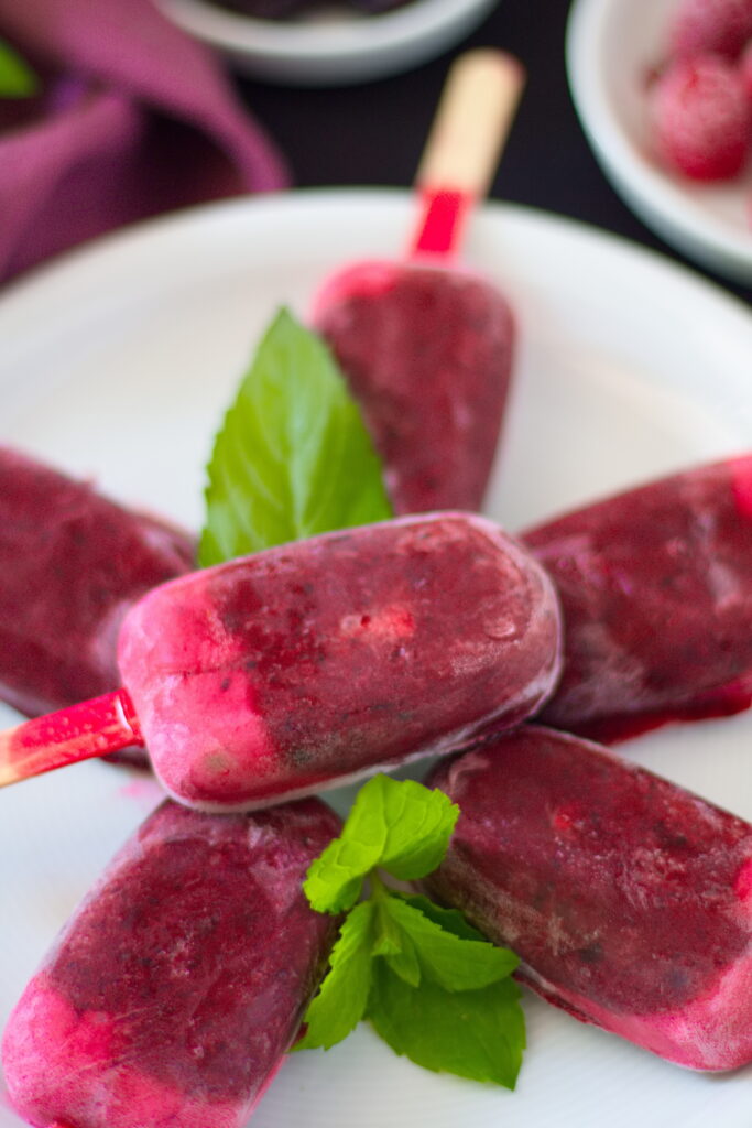 Gesundes Beeren-Eis am Stiel selber machen