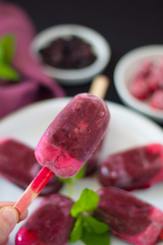 Gesundes Beeren-Eis am Stiel selber machen