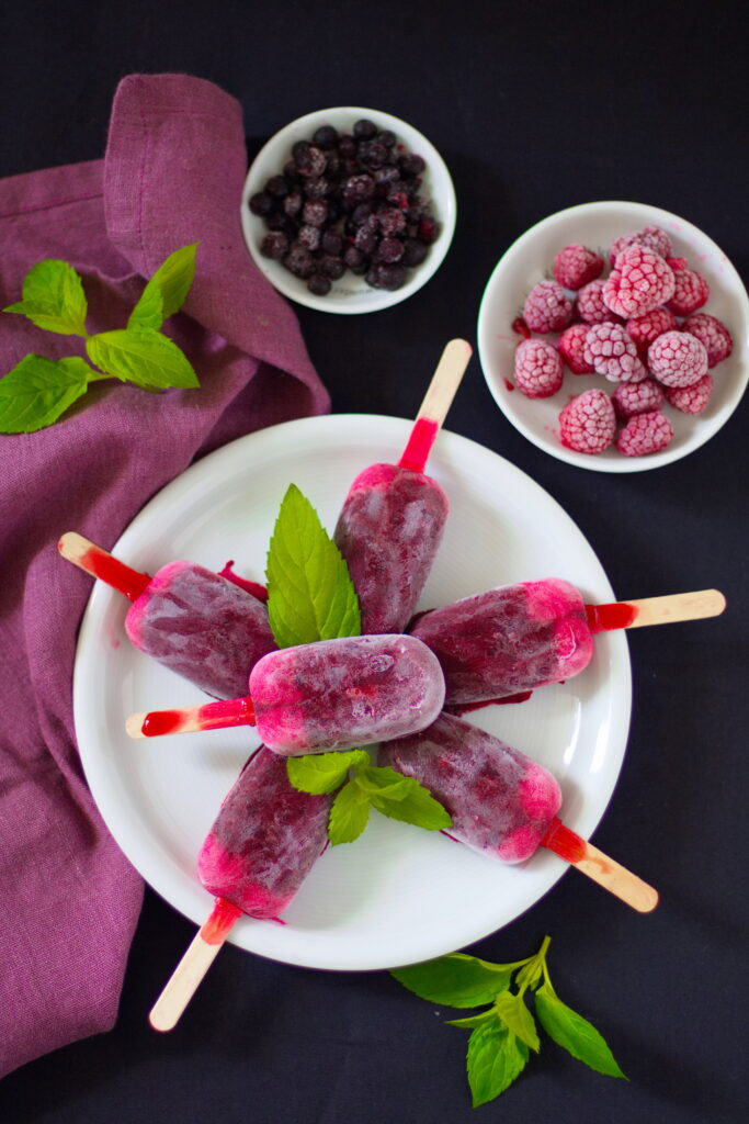 Gesundes Beeren-Eis am Stiel selber machen