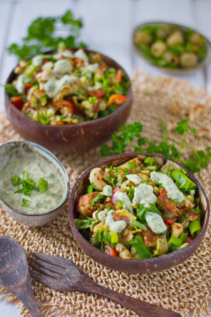 Knuspriger veganer Kartoffelsalat mit Smashed Potatoes